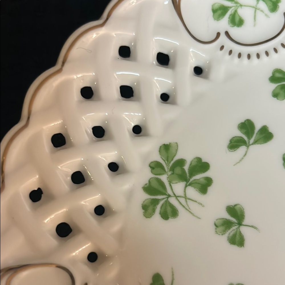Elegant Green and White Ceramic Plate - Picture 6 of 6